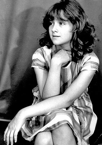 LA INFANCIA HUYE EN UN POEMA LA INFANCIA HUYE EN UN POEMA